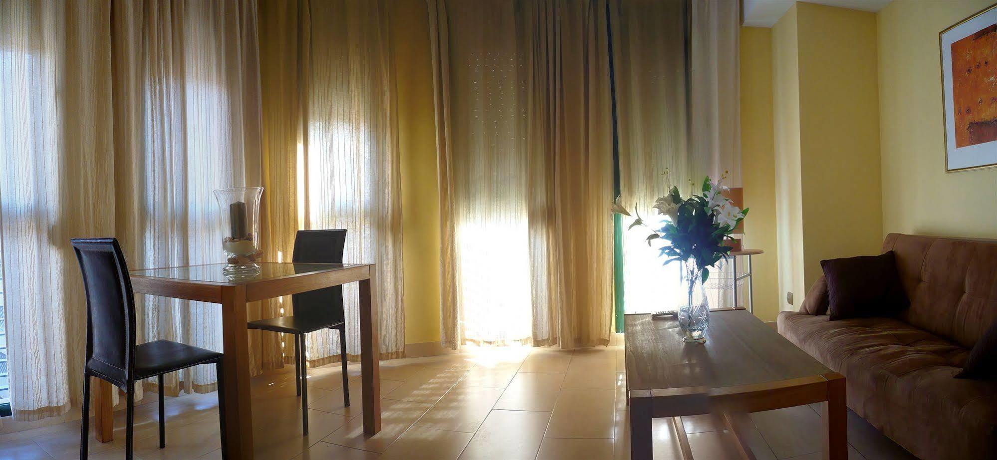 Apartamentos Suites Oficentro マラガ エクステリア 写真